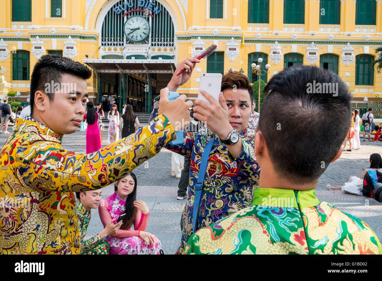 Vietnam, Ho Chi Minh Ville (Saigon), Theatre Troupe devant le bureau de poste principal Banque D'Images