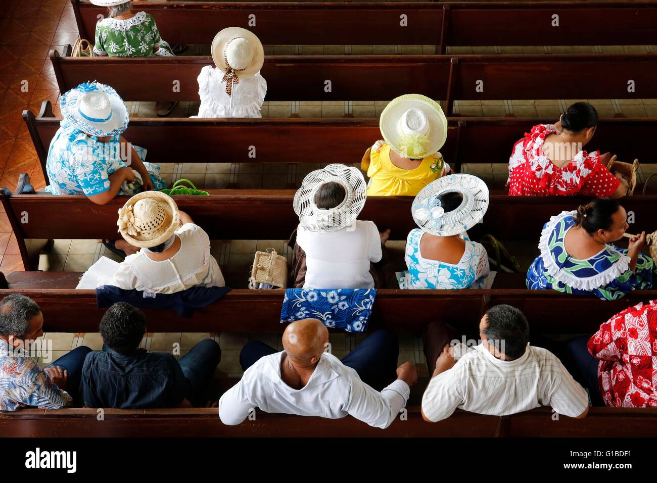 La France, la Polynésie française, l'archipel des îles du Vent, île de Tahiti, Faaa, la messe du dimanche dans l'église évangélique Maohi ou temple où les femmes portent des robes exotiques et de chapeaux. Banque D'Images