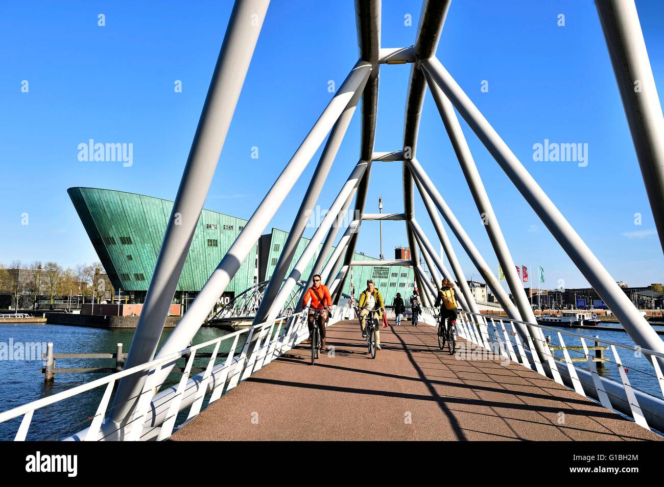 Pays-bas, le nord de la Hollande, Amsterdam, Oosterdok, NEMO museum, Centre des sciences et de la technologie par l'architecte Renzo Piano Banque D'Images