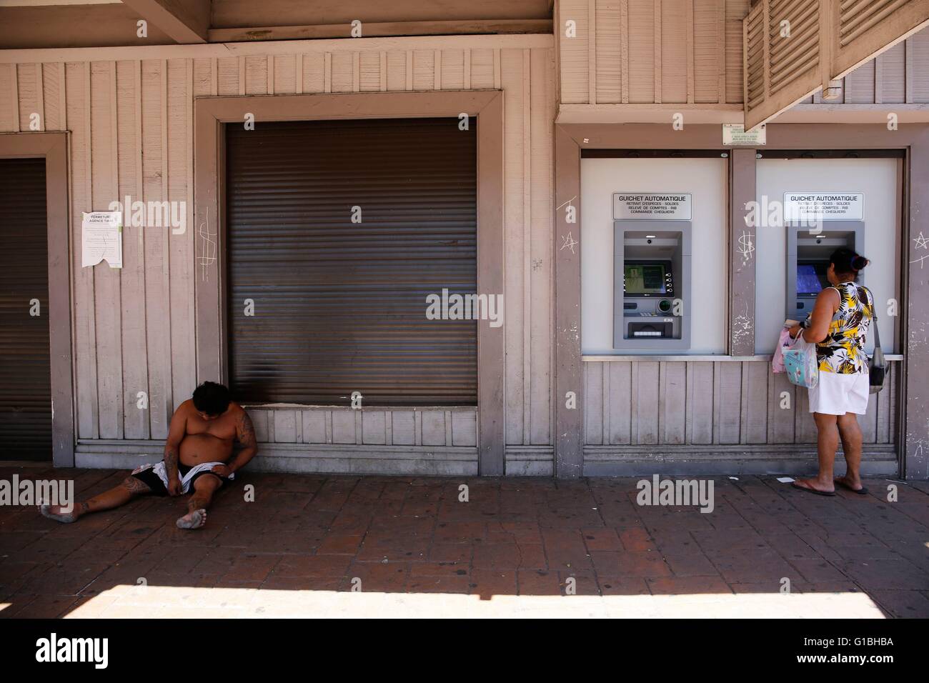 La France, la Polynésie française, l'archipel des îles du Vent, île de Tahiti, Papeete, l'homme ivre par un caissier de la trésorerie Banque D'Images