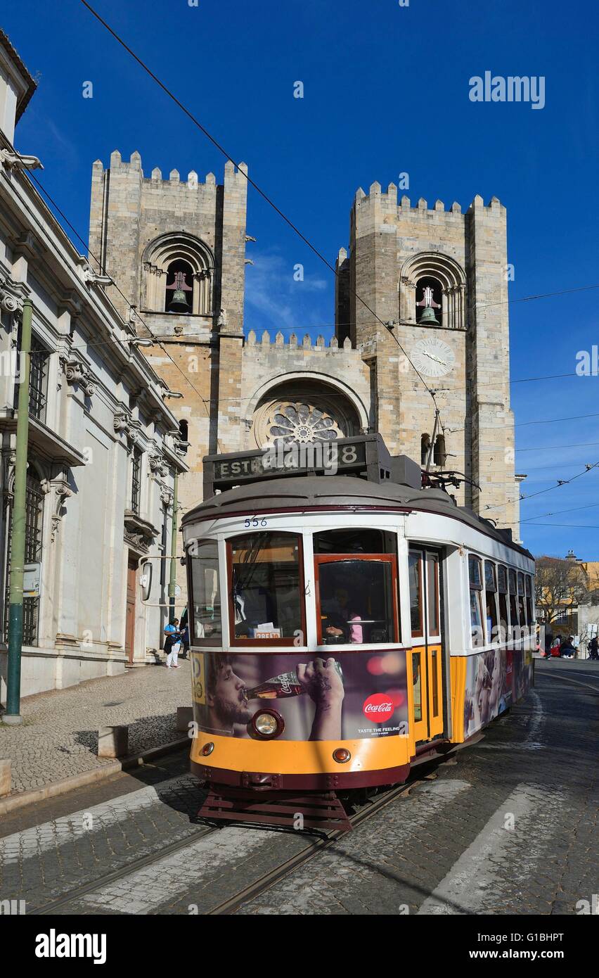 Portugal, Lisbonne, Alfama, tramway le long du Largo da Se et Se Patriarcal cathédrale en arrière-plan Banque D'Images