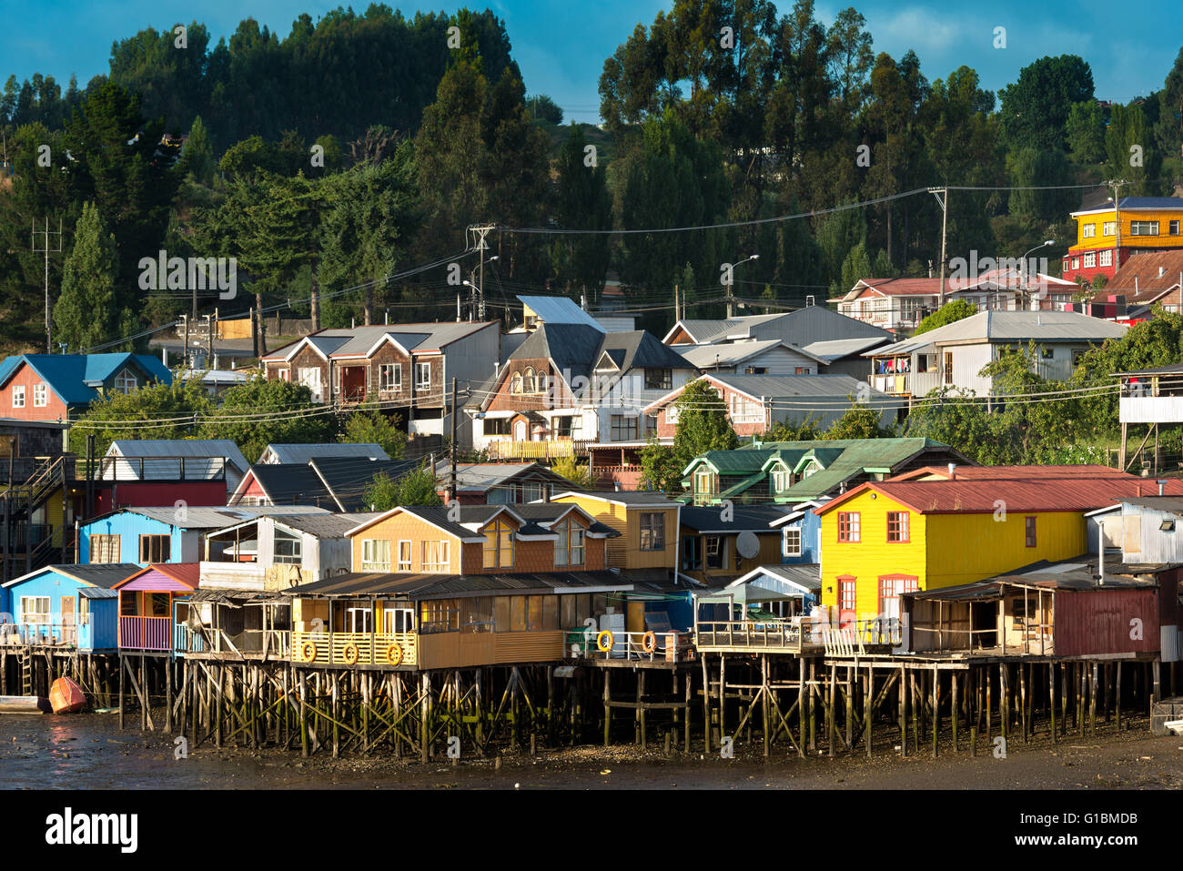 Échasses traditionnelles maisons appelé palafitos à Castro, l'île de Chiloé, Chili Banque D'Images