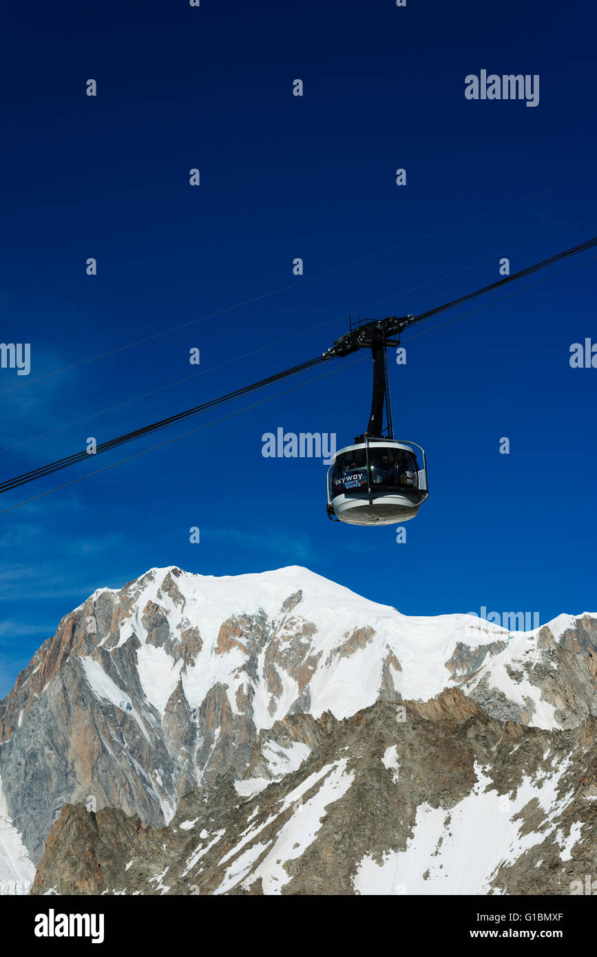 L'Europe, Italie, Alpes italiennes ; Courmayeur ; nouvelles du téléphérique Skyway (2015) à Monte Bianco (Mont Blanc) Banque D'Images