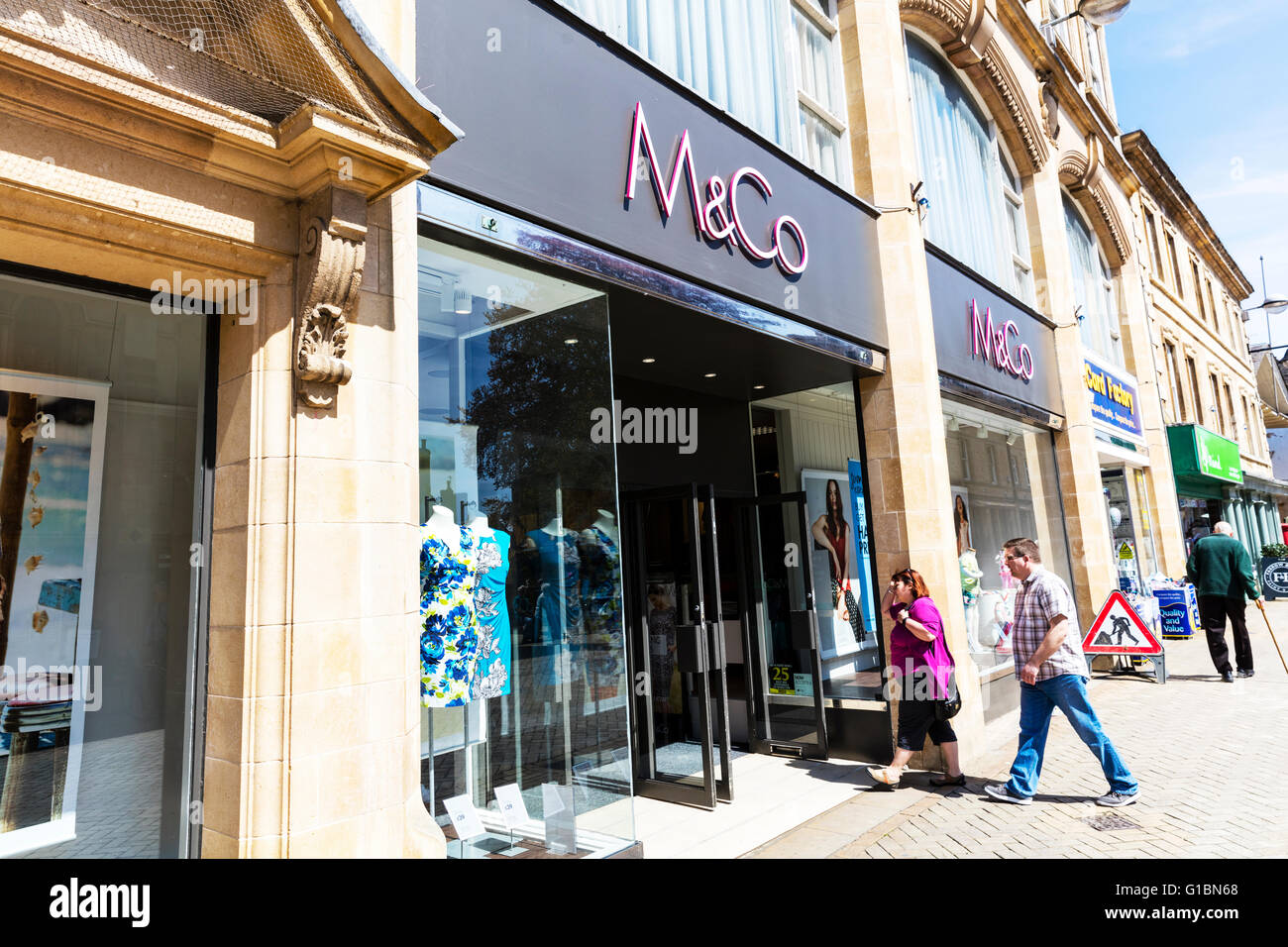 M&Co M & Co boutique sign store extérieur avant d'entrer les acheteurs boutiques Stamford town Lincolnshire UK Angleterre villes anglaises Banque D'Images