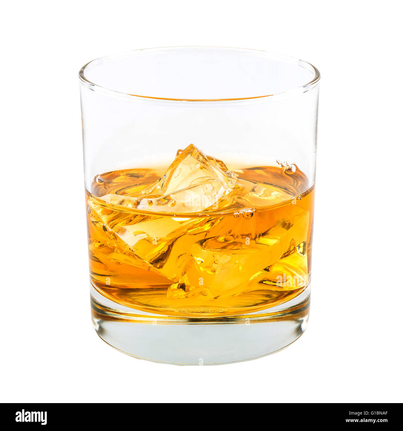 Verre de whisky et de glace isolé sur fond blanc. Banque D'Images