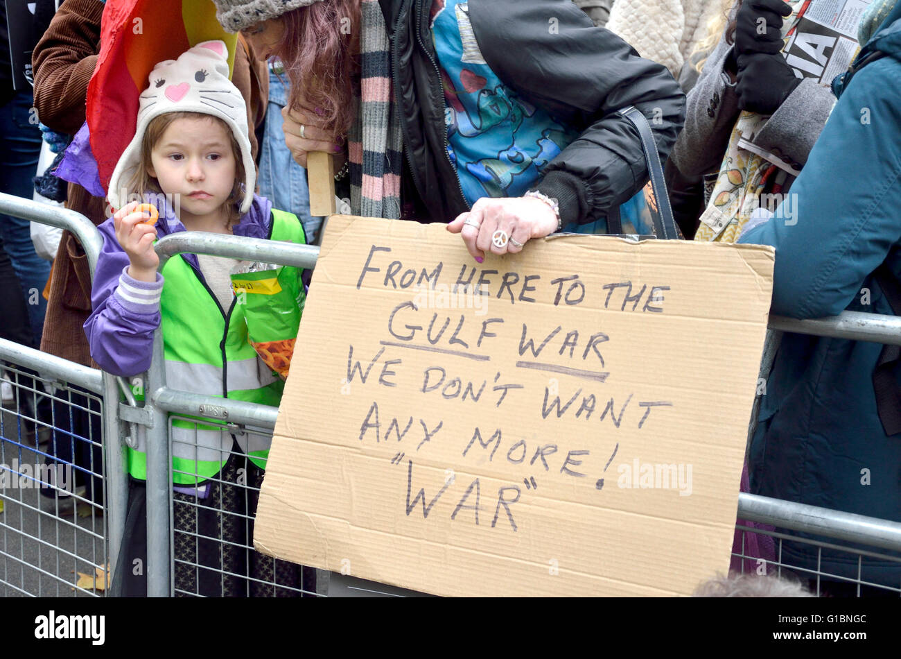 Jeune fille et sa mère à la bombe n'est pas la Syrie manifestation devant Downing Street, Londres, 28 Novembre 2015 Banque D'Images