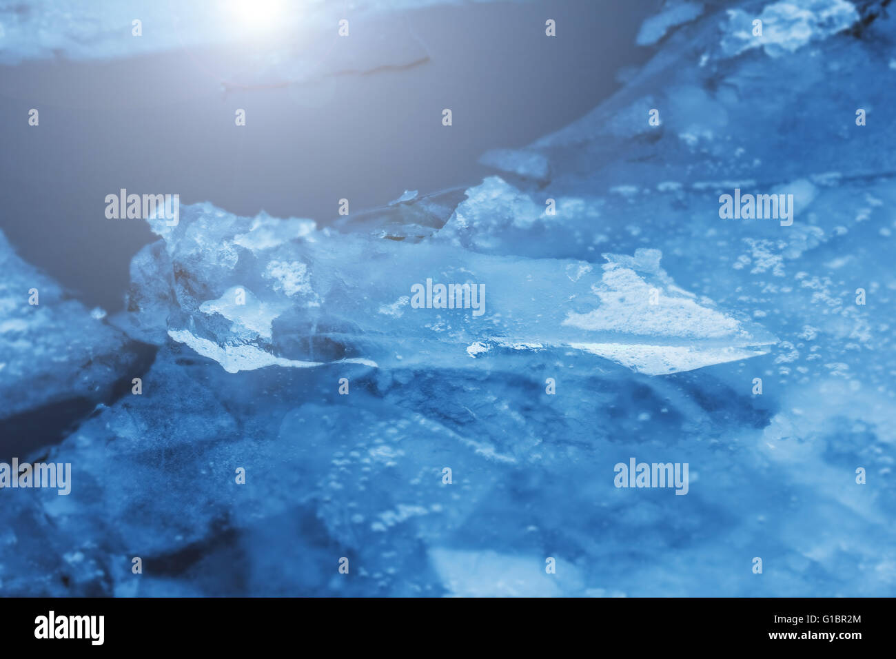 La glace d'hiver de Nice en bleu comme le mystère avec les rayons de lumière Banque D'Images