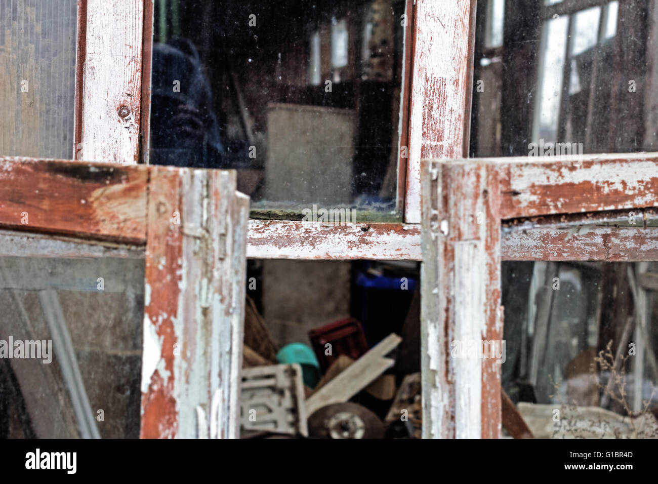 Vieille fenêtre ouverte en quelqu'un passé avec des objets abandonnés Banque D'Images
