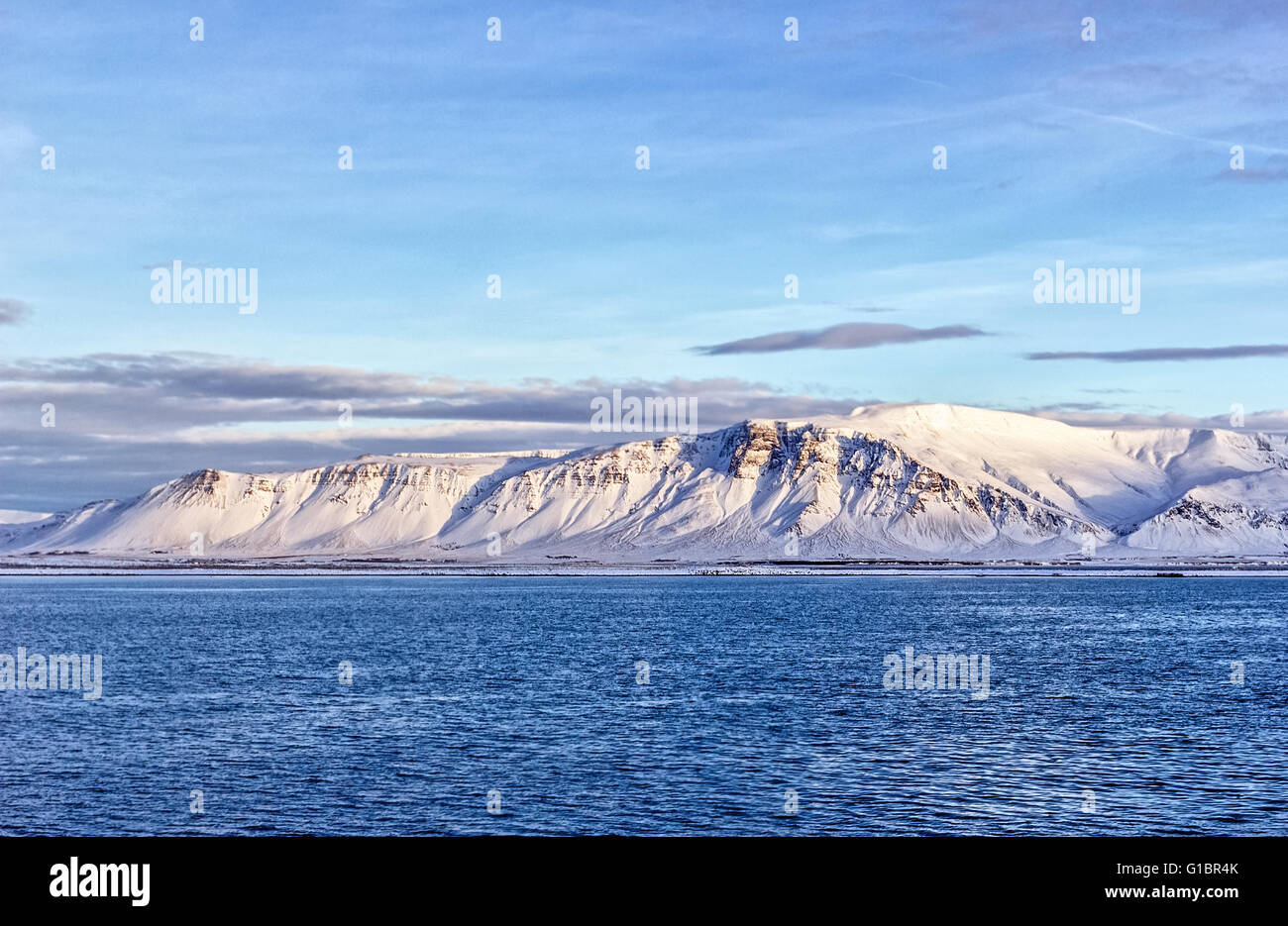 Belle montagnes blanches sauvages près de l'Islande au jour d'hiver ensoleillé Banque D'Images