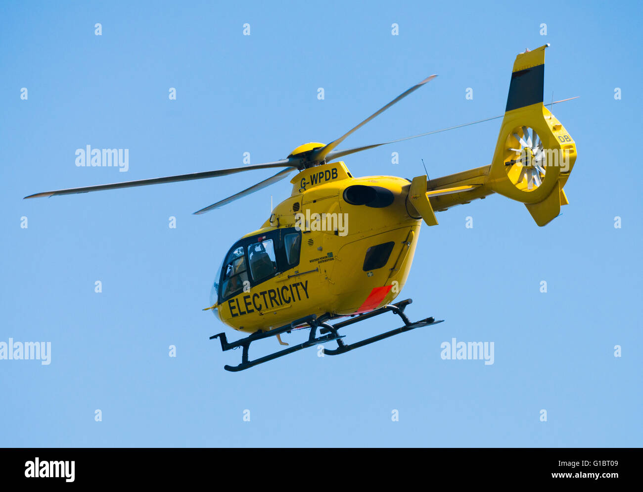 Western Power Distribution hélicoptère EC 135 lignes d'arpentage dans le Shropshire, England, UK. Banque D'Images