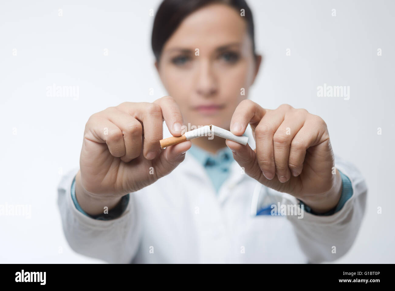 Arrêter de fumer avec concept femme médecin briser une cigarette. Banque D'Images