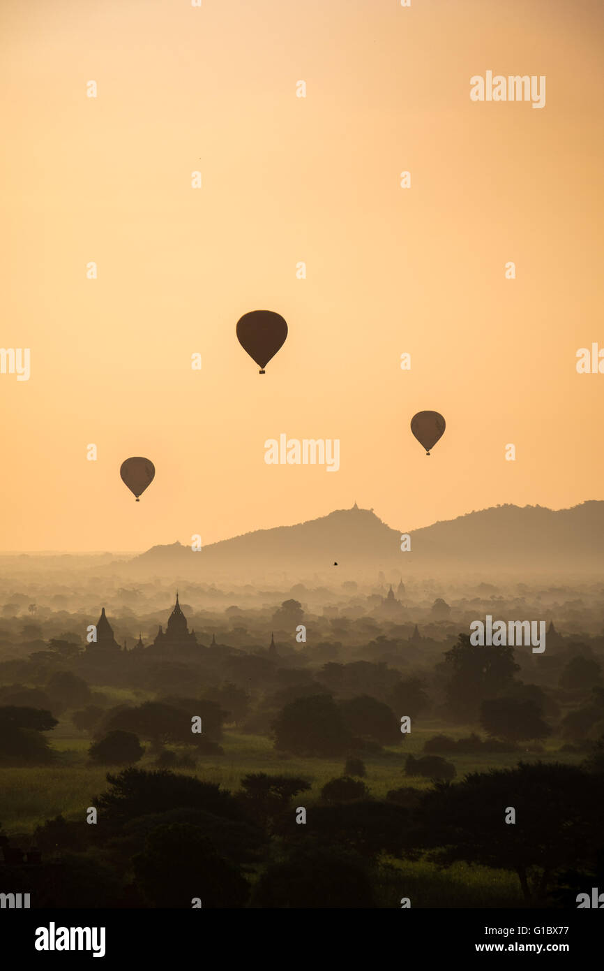 Montgolfières dans le ciel pendant le lever du soleil sur les temples de Bagan, Myanmar Banque D'Images