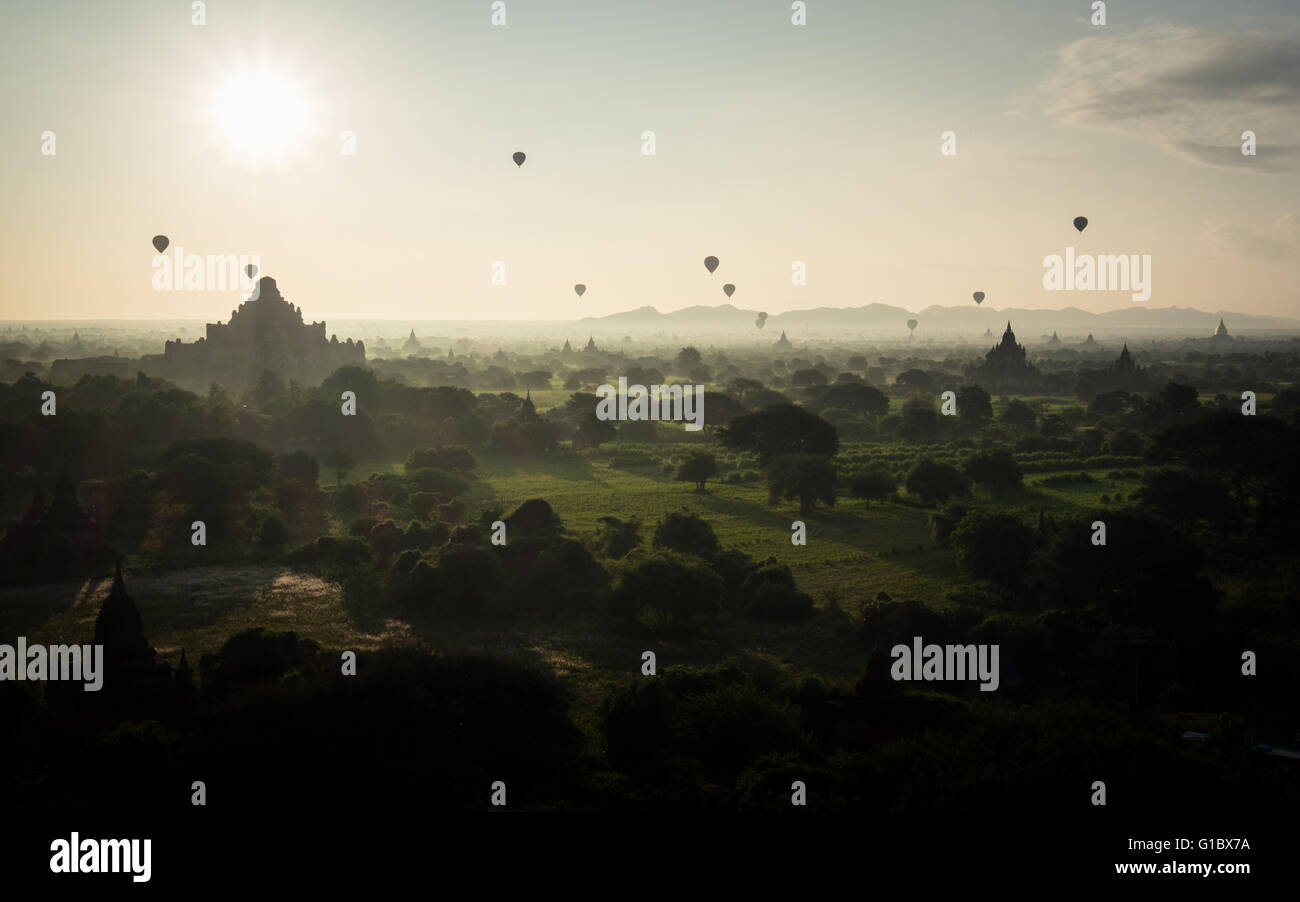 Montgolfières dans le ciel pendant le lever du soleil sur les temples de Bagan, Myanmar Banque D'Images