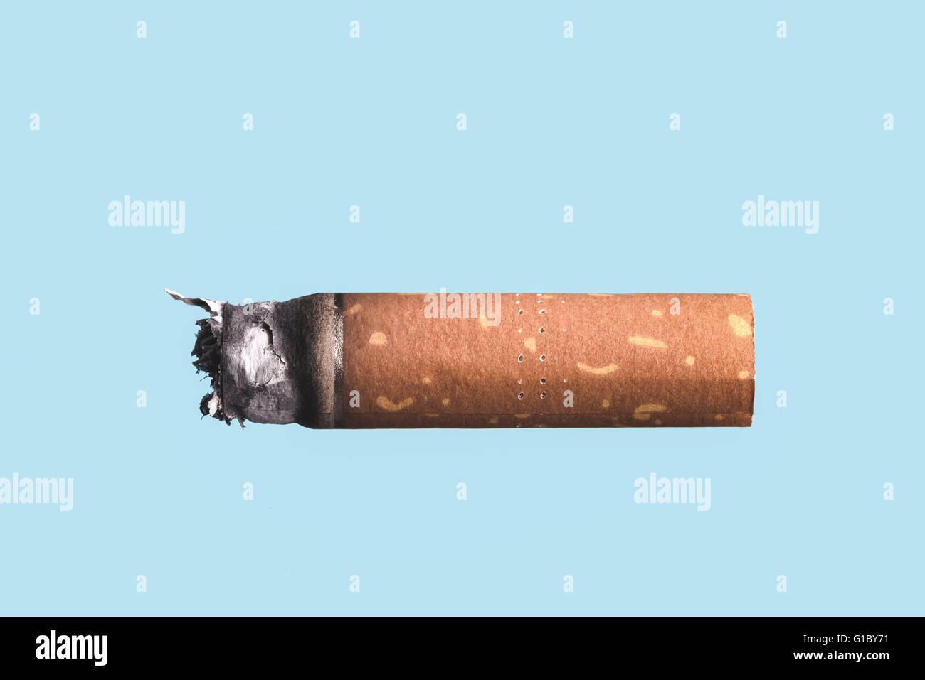 Filtre de cigarette brûlée sur fond bleu clair, de la fumée et de l'abandon  du concept de toxicomanie Photo Stock - Alamy