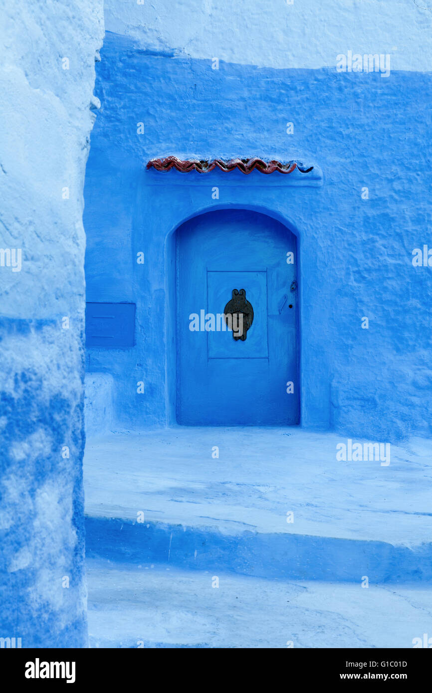 Porte bleue dans la médina de Chefchaouen, Maroc Banque D'Images