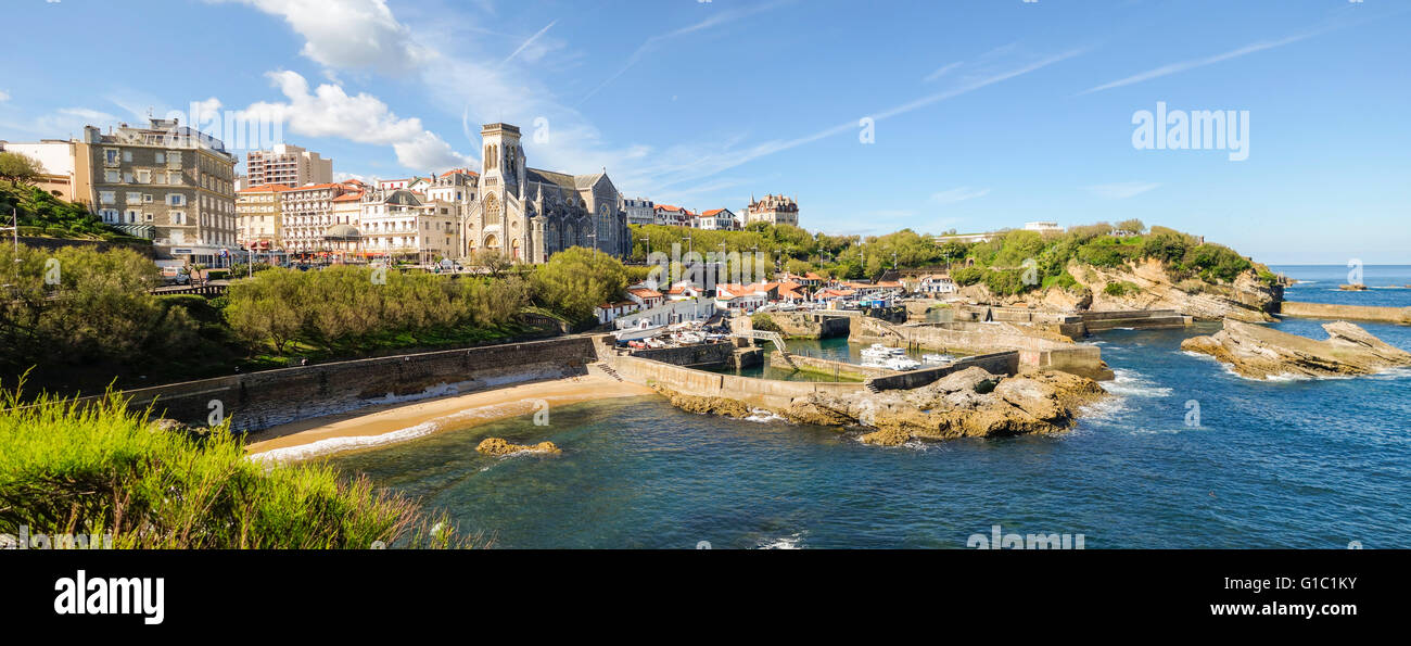 Église Saint Eugénie, (Église Sainte Eugénie) avec l'ancien port des pêcheurs à l'avant, Biarritz. Aquitaine, Pays basque, France. Banque D'Images