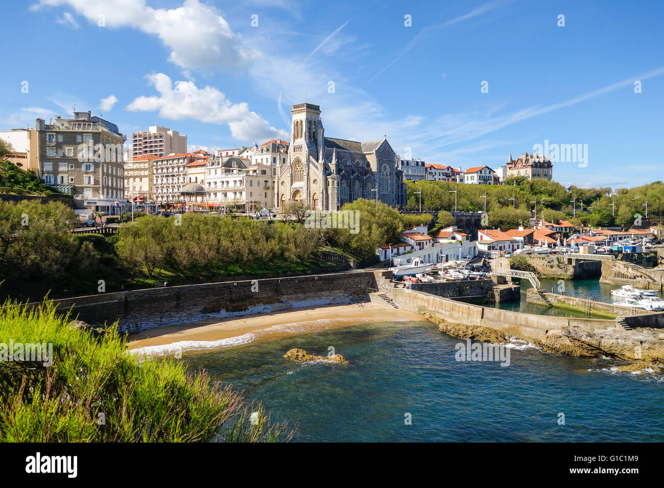 Église Saint Eugénie, (Église Sainte Eugénie) avec l'ancien port des pêcheurs à l'avant, Biarritz. Aquitaine, Pays basque, France. Banque D'Images