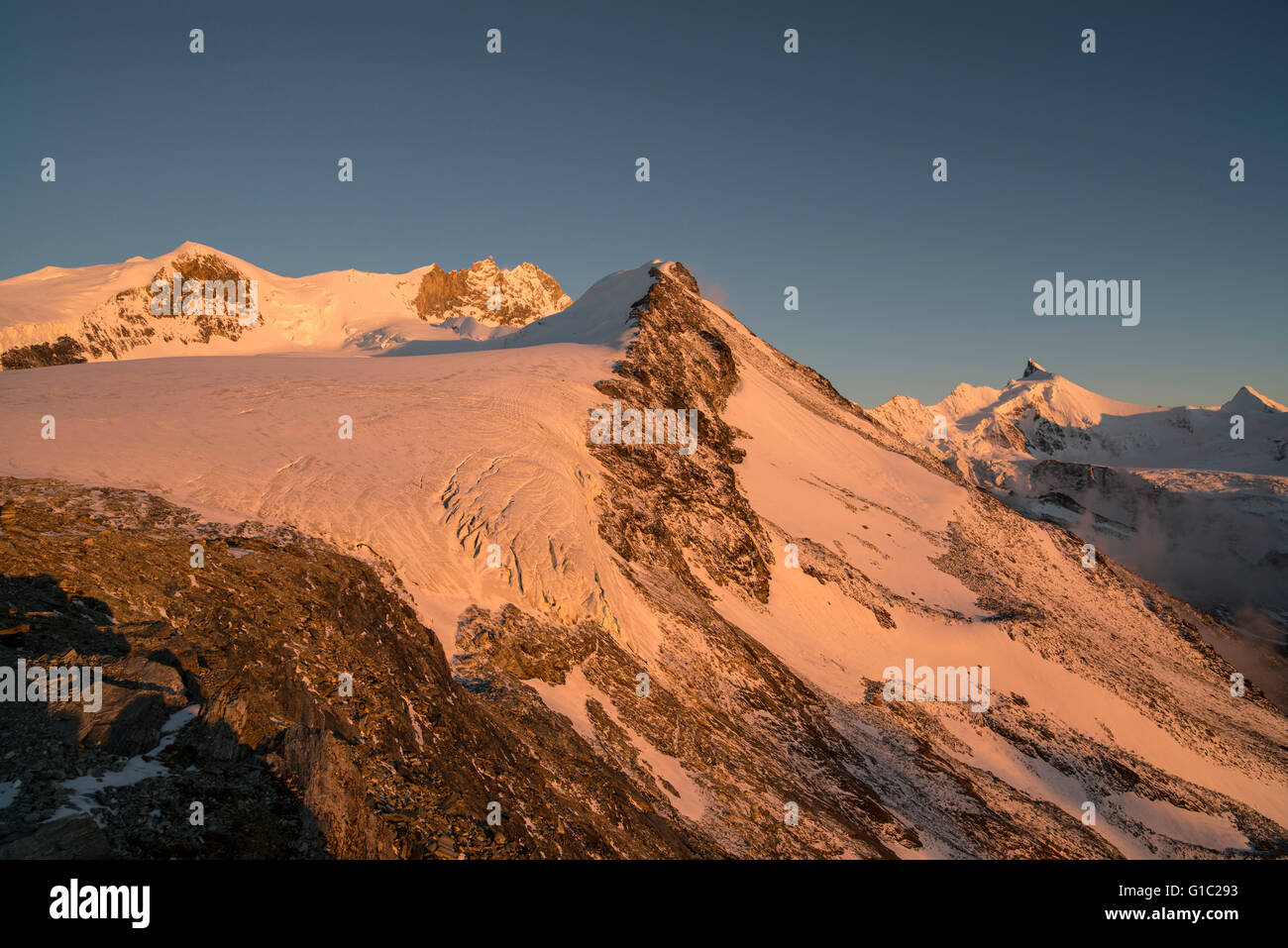 Logo tete de Milon und von der Turtmanngletscher Tracuithütte aus gesehen im Abendlicht. Coucher du soleil dans les montagnes Valais Suisse Banque D'Images