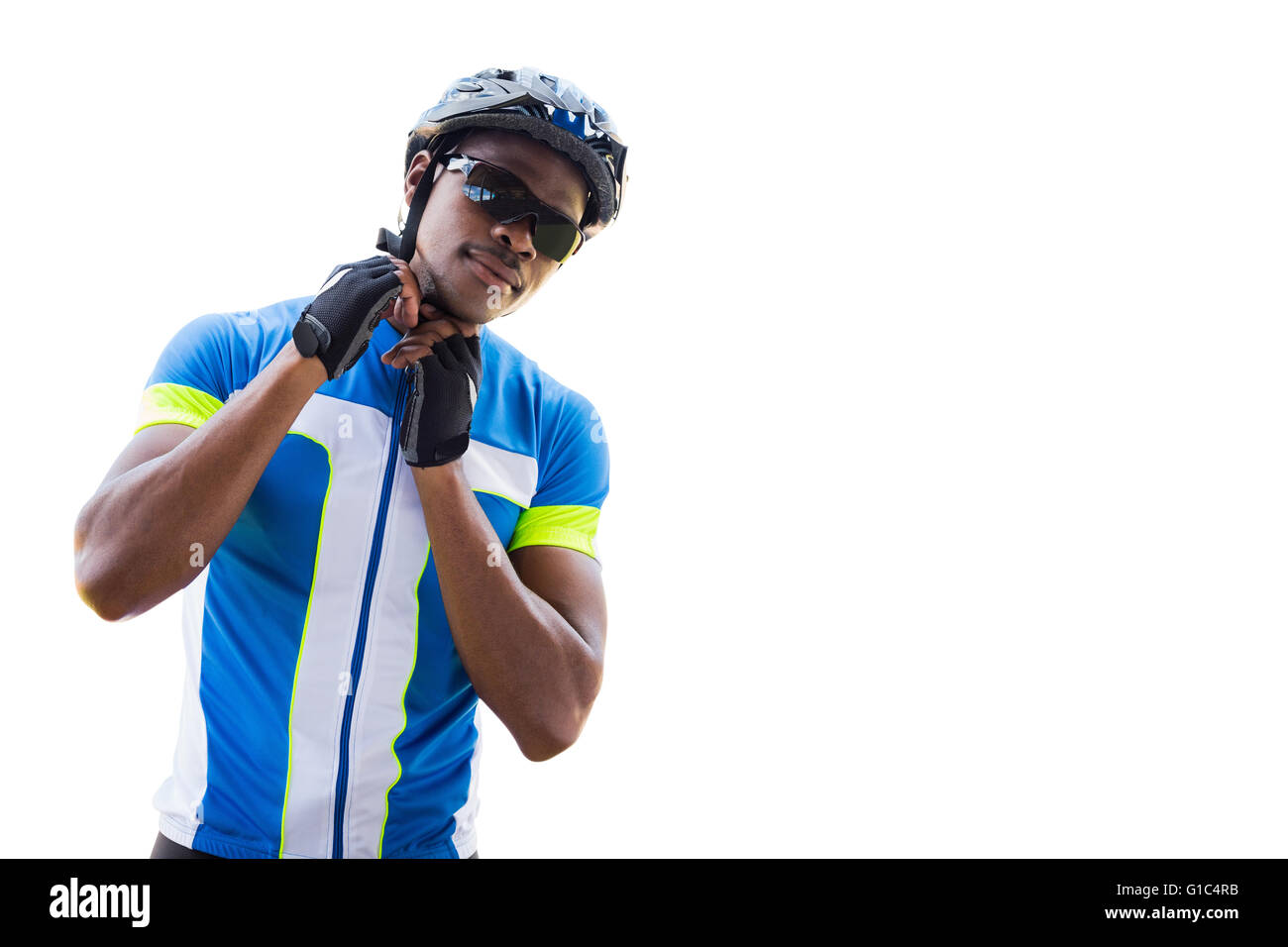 L'homme athlétique de mettre son casque de vélo Banque D'Images