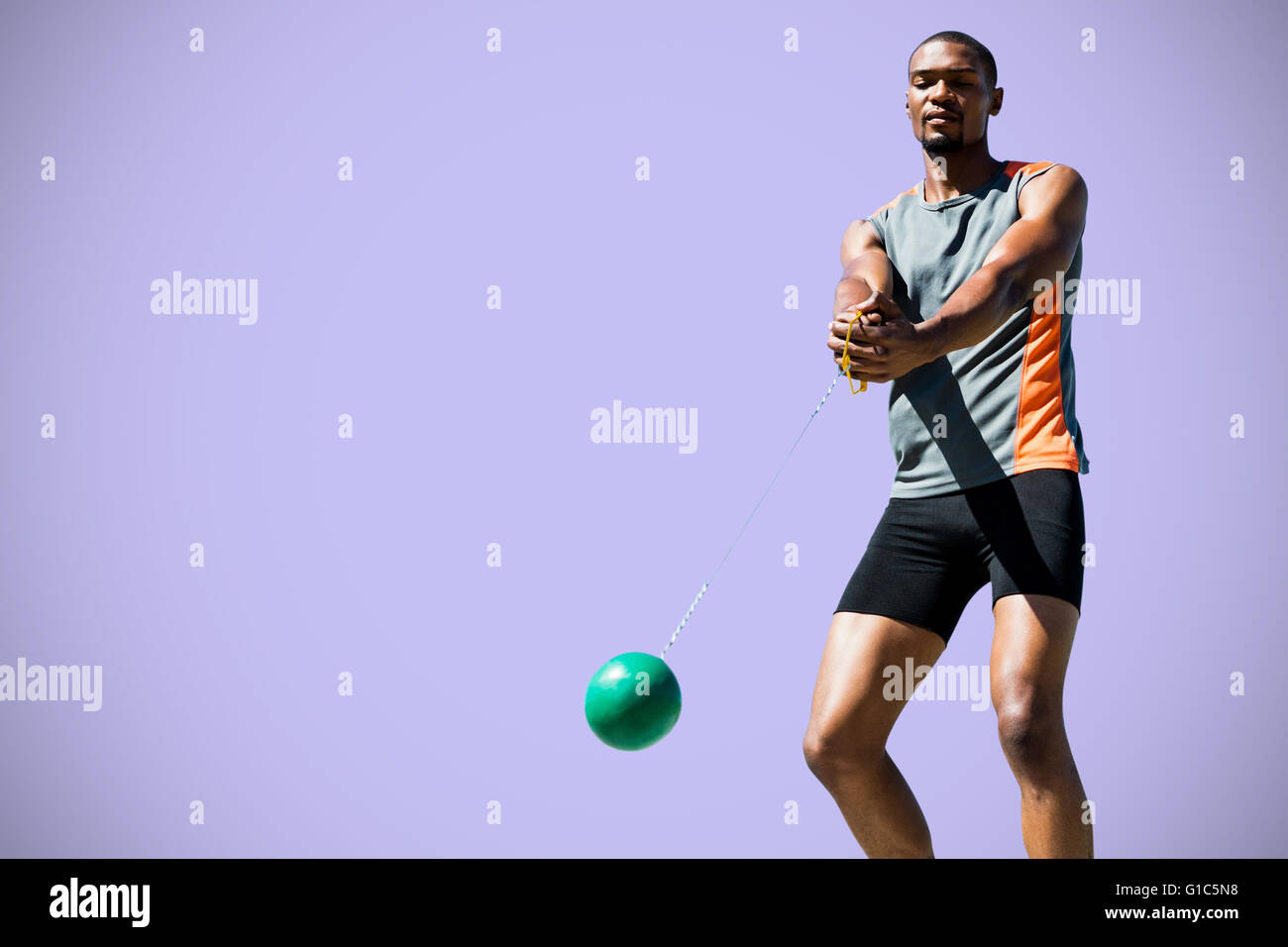 Image composite de l'homme sportif jouer au lancer de marteau Banque D'Images