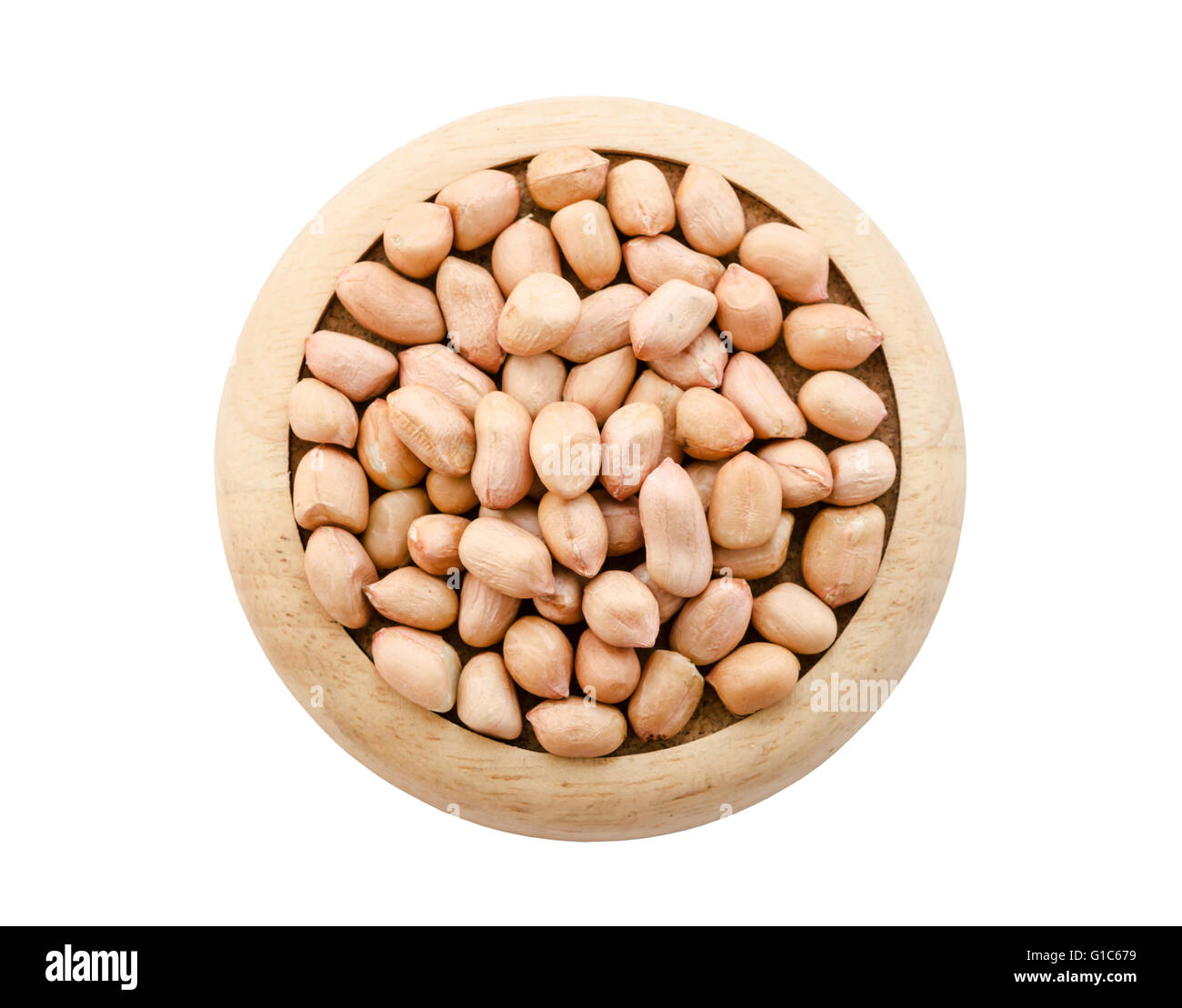 Graines d'arachides à sec dans un plat en bois isolé sur fond blanc, sauver chemin de détourage. Banque D'Images