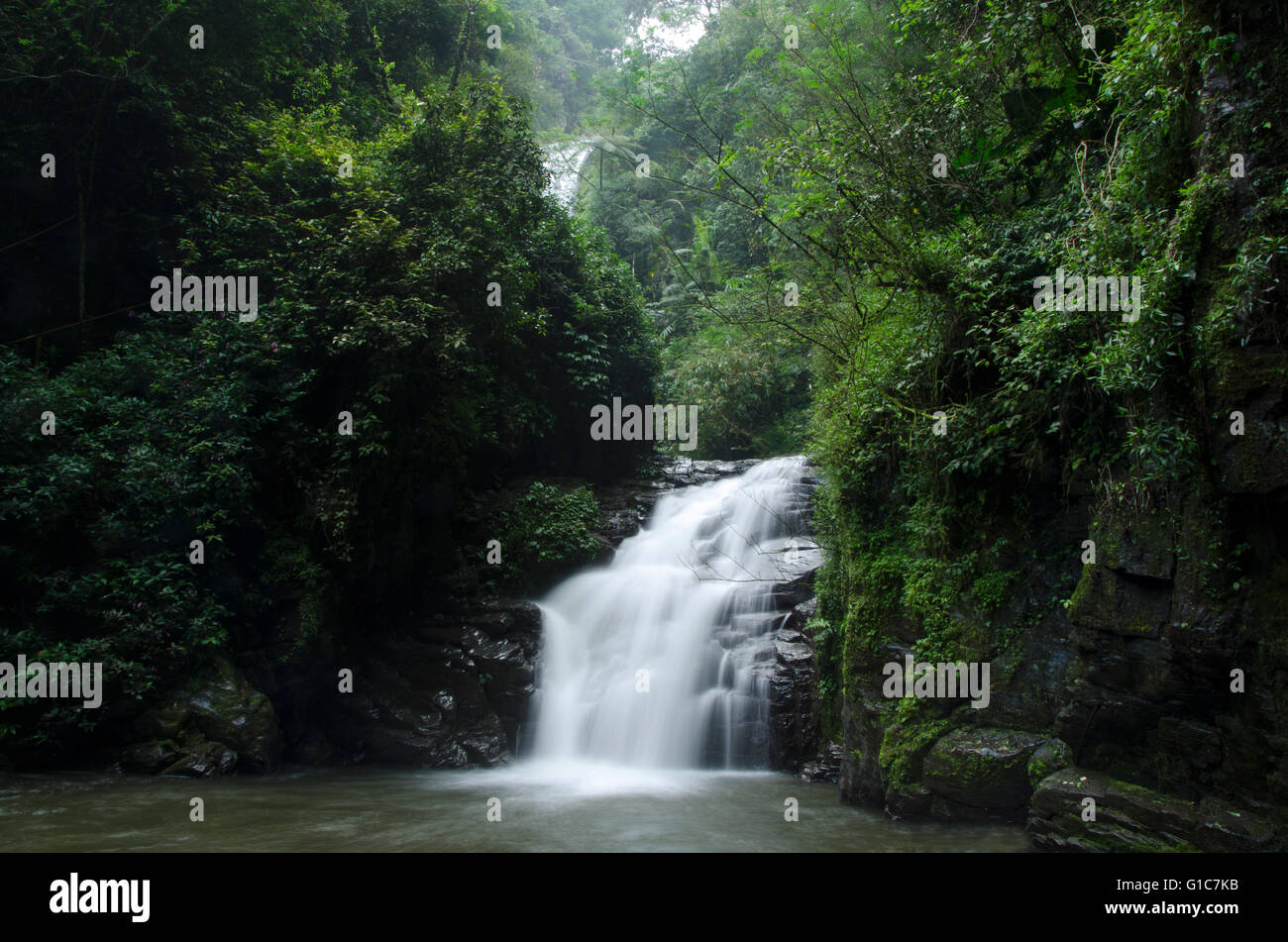 Muara Jaya Curug Majalengka est situé dans le village d'Argamukti, dans le district d'Argapura, dans la Régence de Majalengka Banque D'Images