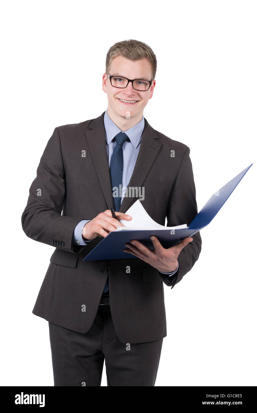 Découper l'image d'un jeune businessman qui est la tenue d'un fichier ouvert bleu et un stylo. L'homme est à la recherche de l'appareil photo. Banque D'Images