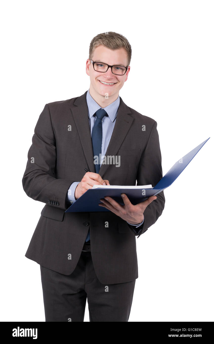 Découper l'image d'un jeune businessman qui écrit dans un fichier ouvert bleu qui'il tient dans ses mains. L'homme est Banque D'Images