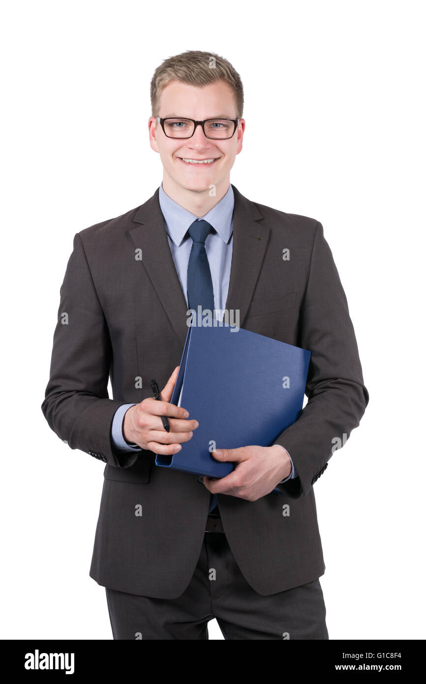 Découper l'image d'un jeune businessman qui tient un fichier bleu et un stylo. L'homme est à la recherche de l'appareil photo. Banque D'Images