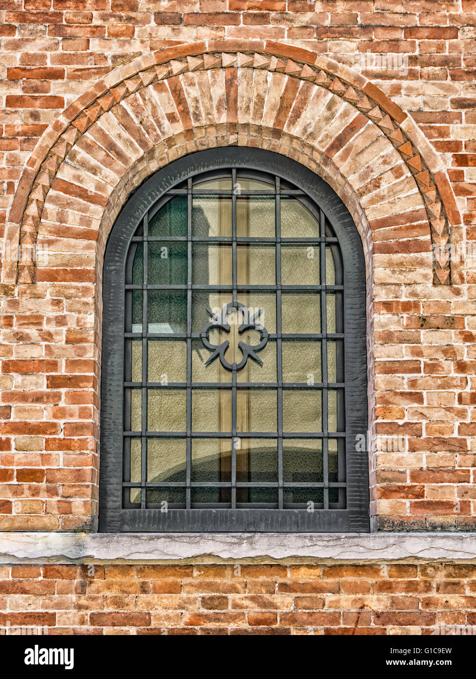 Fenêtres en arche décorée d'un palais médiéval. Banque D'Images