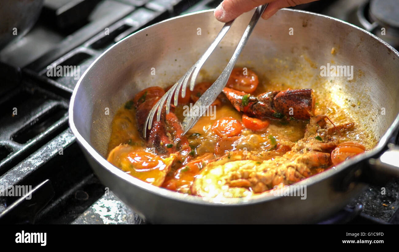 La cuisson des pâtes au homard dans un restaurant italien. Banque D'Images