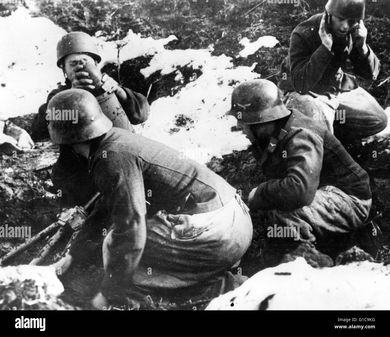 Parachutistes allemands fire un mortier Werfer sur le front de l'Est 1945 Banque D'Images