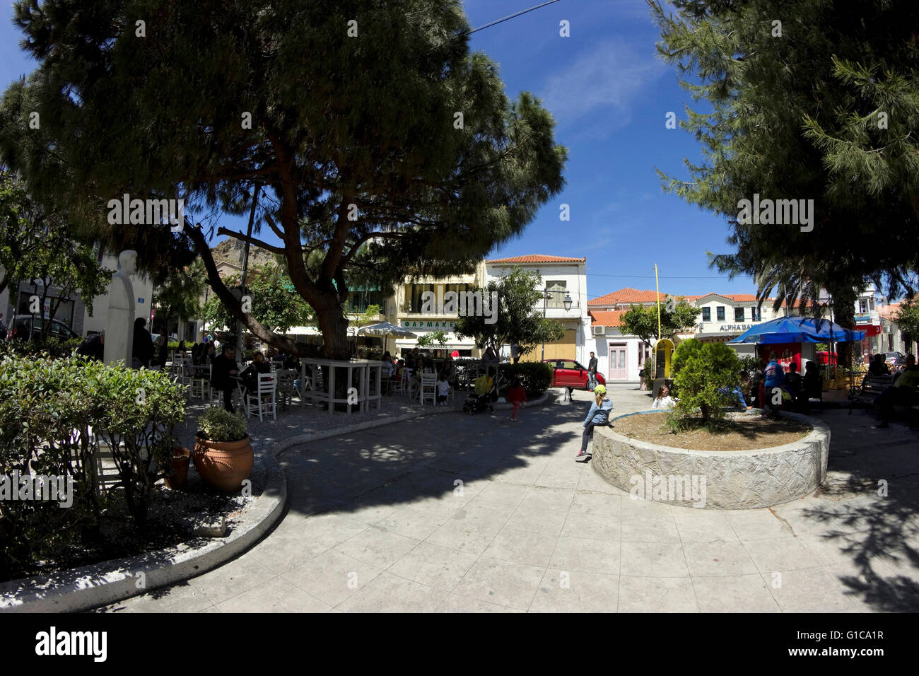 Myrina (capitale) centre ville & café jardin bougatsa boutiques dans 'l'OTE' square, P. Kida street. Limnos ou île de Lemnos, Grèce Banque D'Images