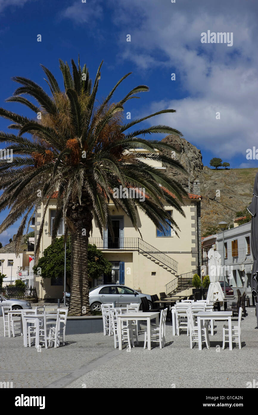 Arbre généalogique Dates & café-restaurant vide tableaux blancs avec des sièges sur le trottoir de la promenade du port.Myrina Limnos, Grèce, ville Banque D'Images