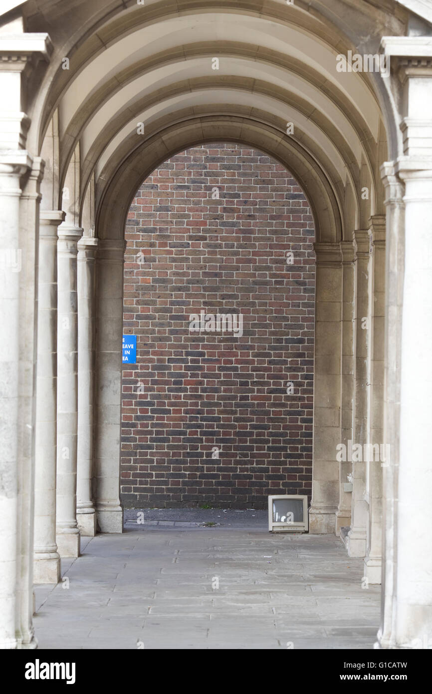 La télévision abandonnés par mur de brique sous les arches Banque D'Images