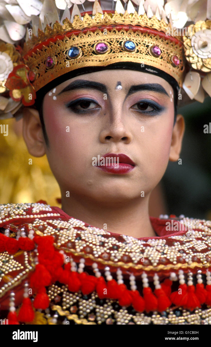 Dans une tenue de cérémonie garçon, pasar seni, Denpasar, Bali, Indonésie Banque D'Images