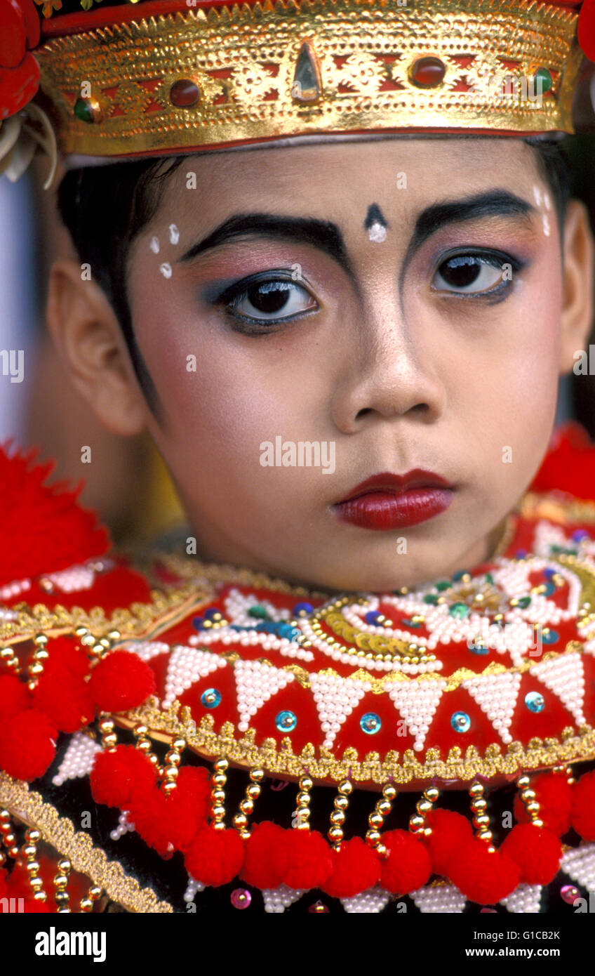 Dans une tenue de cérémonie garçon, pasar seni, Denpasar, Bali, Indonésie Banque D'Images