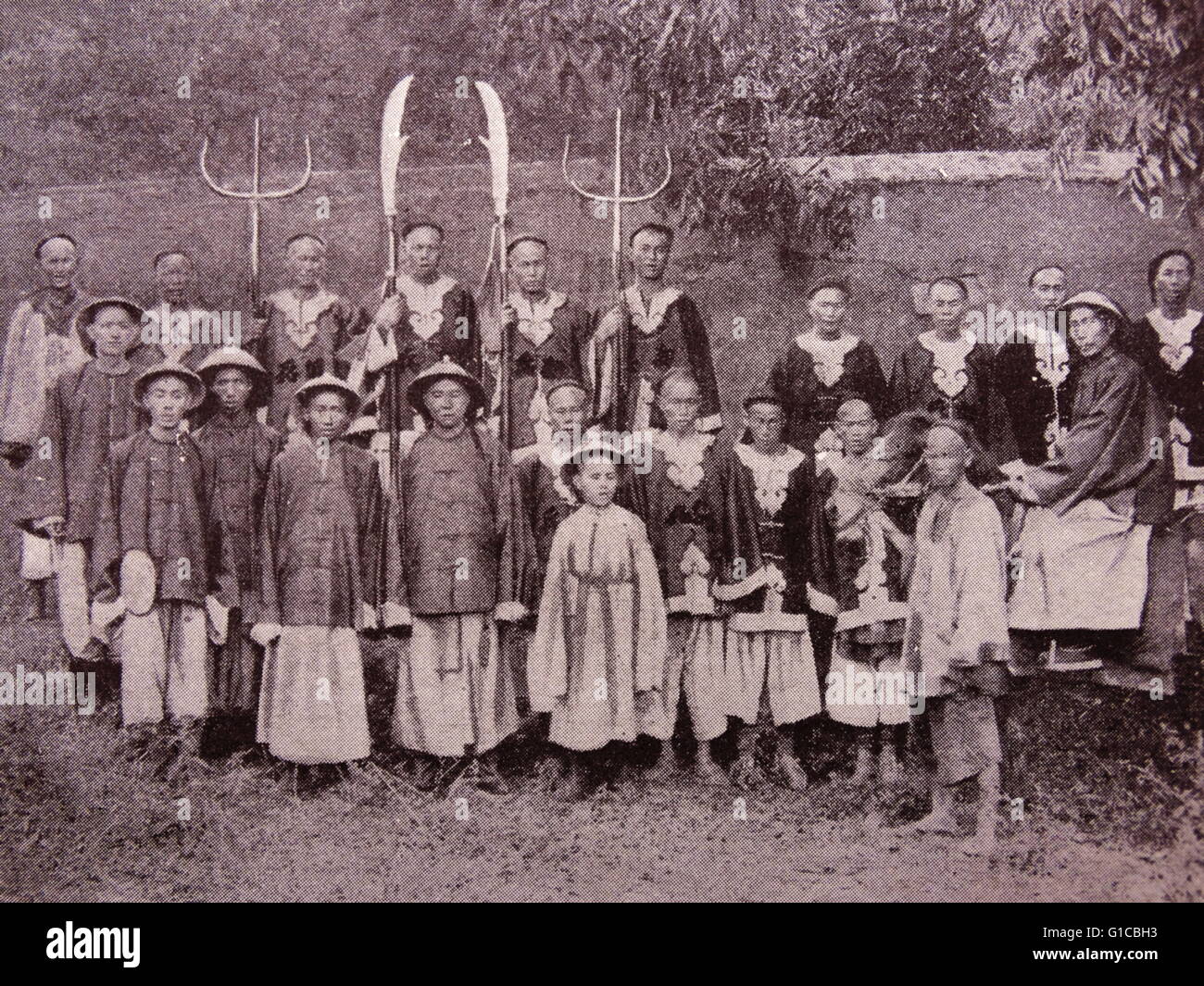 Photographie de soldats chinois avec leurs armes. En date du 19e siècle Banque D'Images