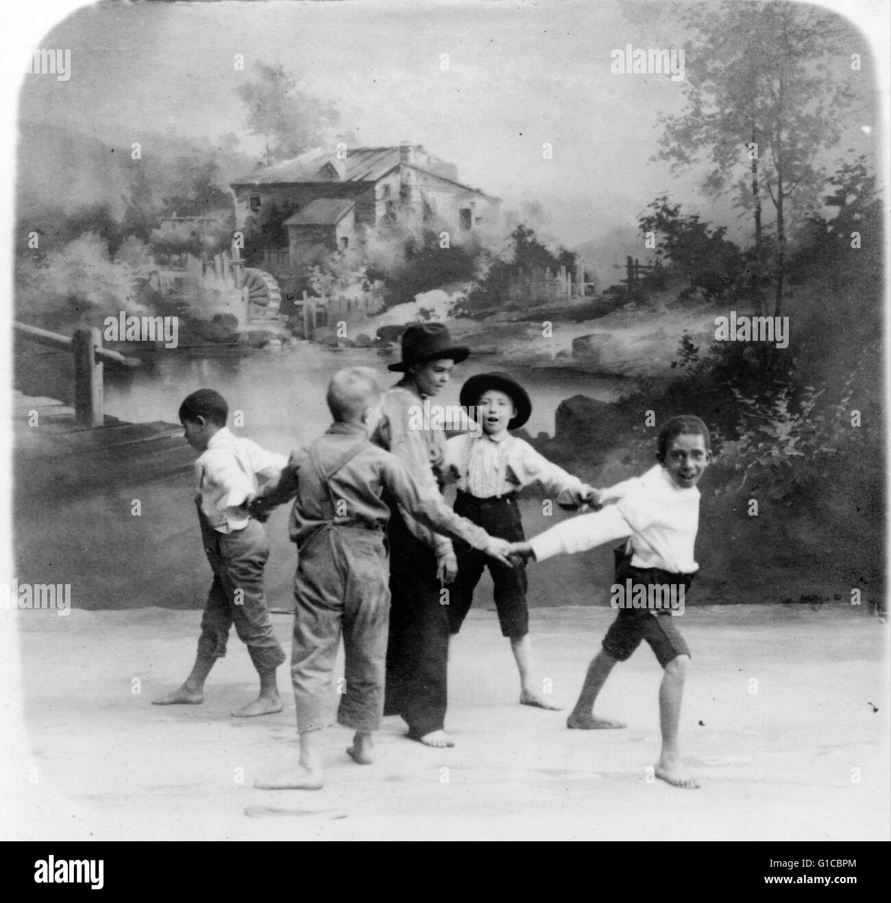 Tirage photographique d'Africains américains et blancs de cercle autour d'un autre garçon. Datée 1899 Banque D'Images