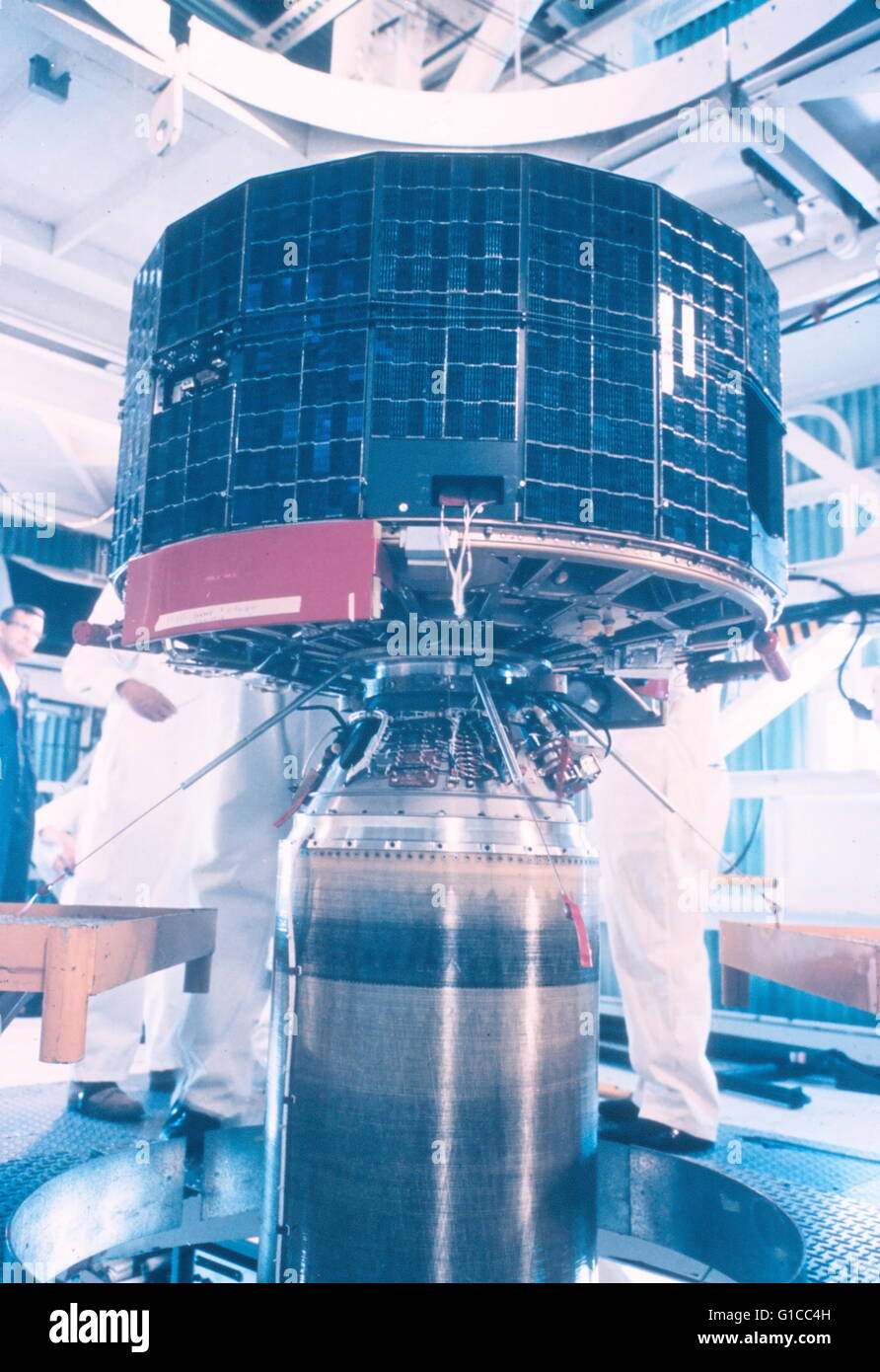 Satellite TIROS accouplés à fusée pour le lancement, 1960. Banque D'Images