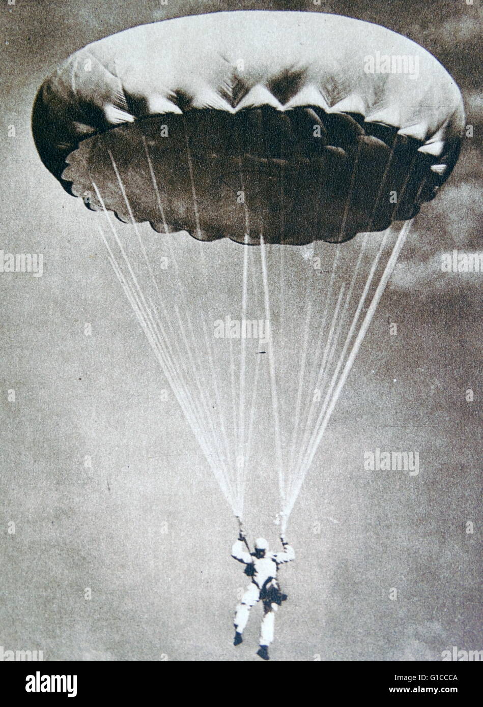 Parachutiste descend de 8 000 pieds 1930 Banque D'Images