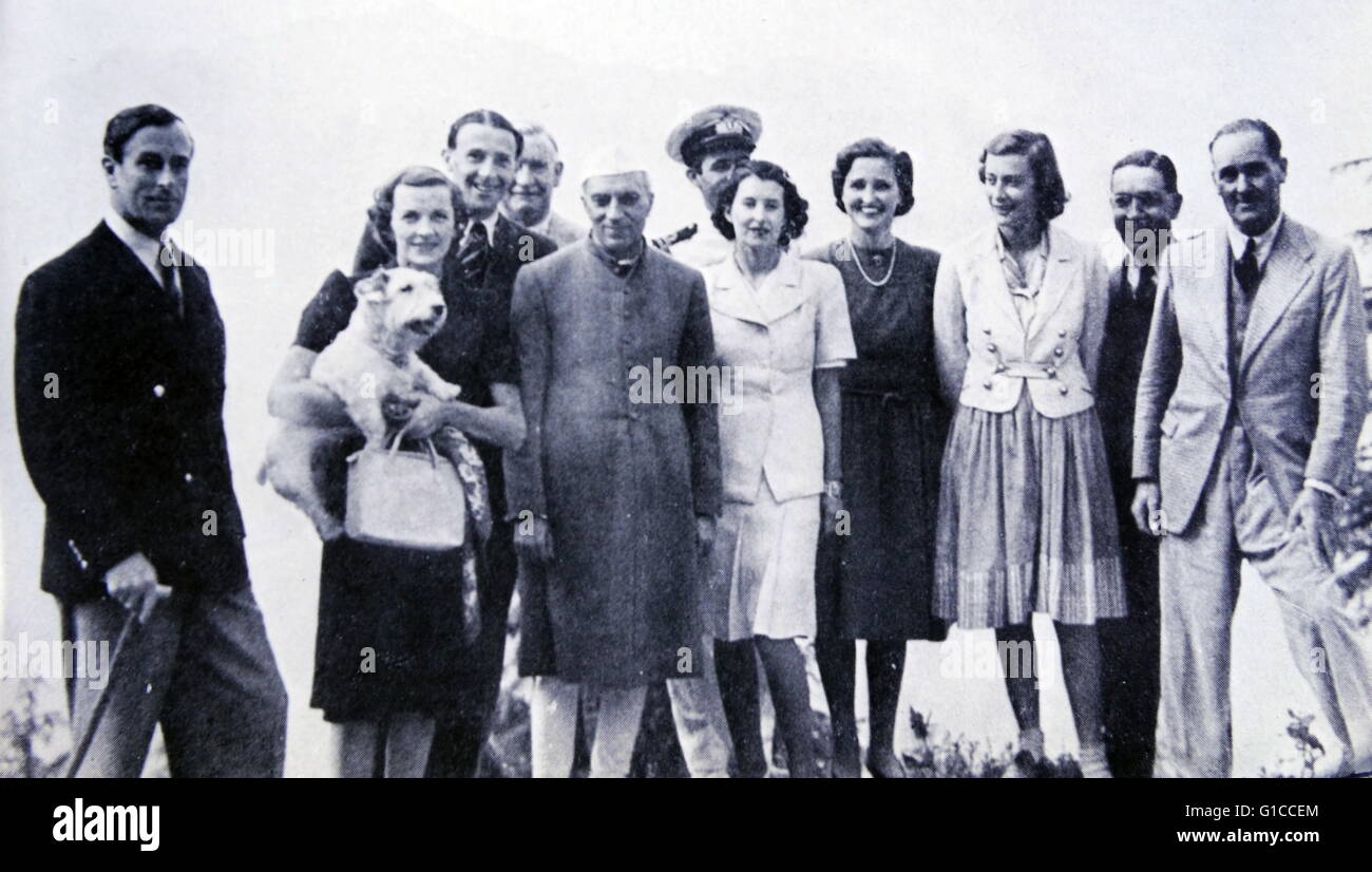 Pandit Nehru, premier ministre de l'Inde avec le vice-roi Lord Mountbatten, Lady Mountbatten et les membres de la famille 1948 Banque D'Images