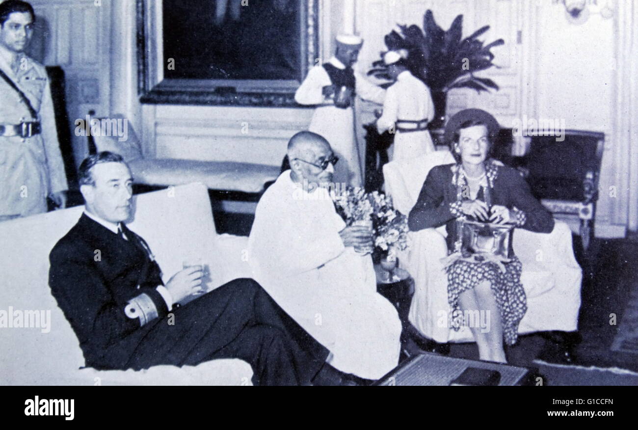 Mahatma Gandhi avec lord et lady Mountbatten à la résidence du vice-roi à Calcutta, Inde 1947 Banque D'Images