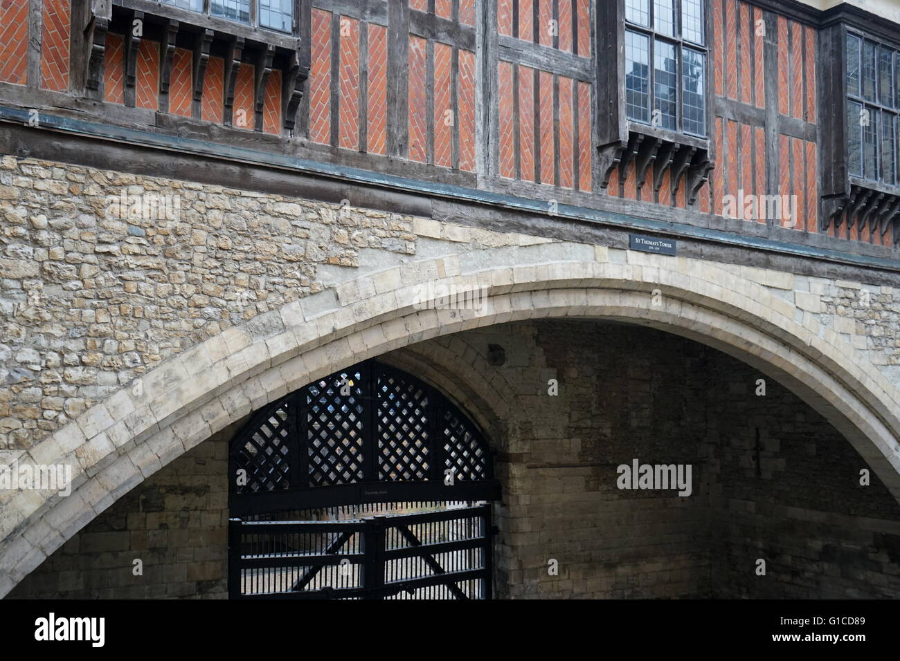 La porte des traîtres à la Tour de Londres. Le prisonnier serait entré dans la Tour de Londres par cette porte. Construit par Édouard I (1239-1307). En date du 13e siècle Banque D'Images