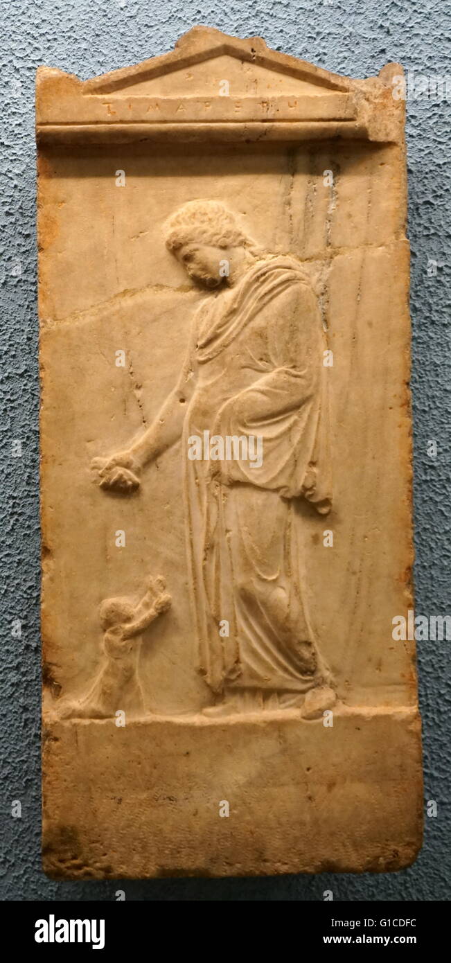 Pierre tombale en marbre représentant une femme de quitter son enfant. En date du 400 AV. Banque D'Images