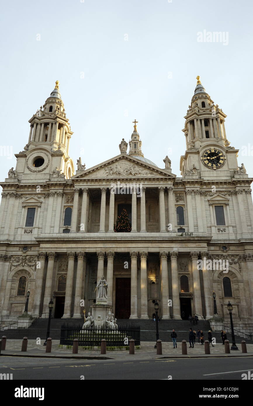 Vue de la Cathédrale St Paul conçu par Sir Christopher Wren (1632-1723) architecte anglais. Datée 2015 Banque D'Images