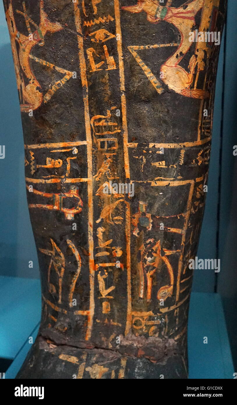 Détail d'un cercueil en bois peint d'un homme inconnu de Thèbes. En date du 1350 av. Banque D'Images