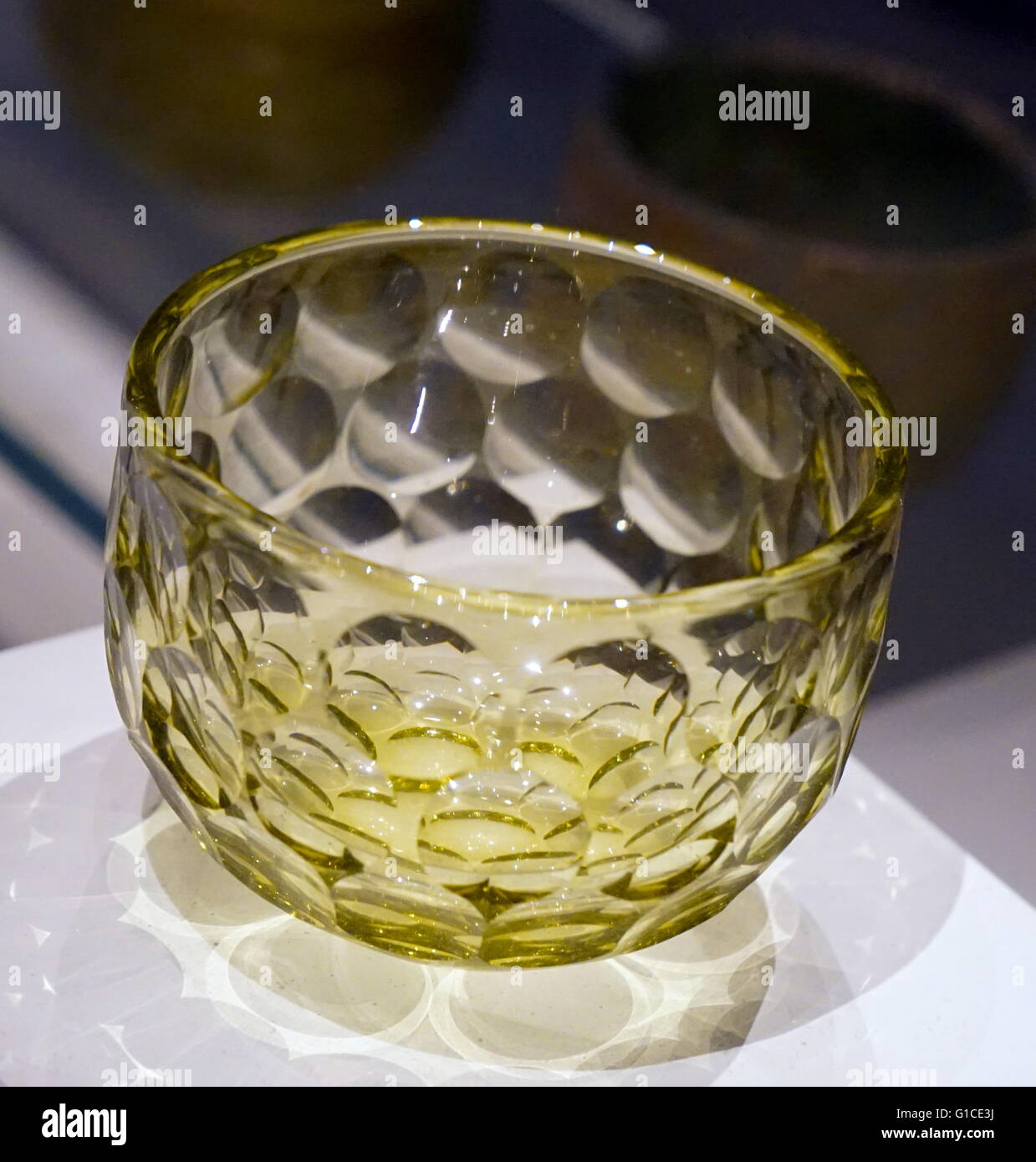 Bols en verre coupe faite par l'artiste japonais, Tami Ishida. En date du 20e siècle Banque D'Images