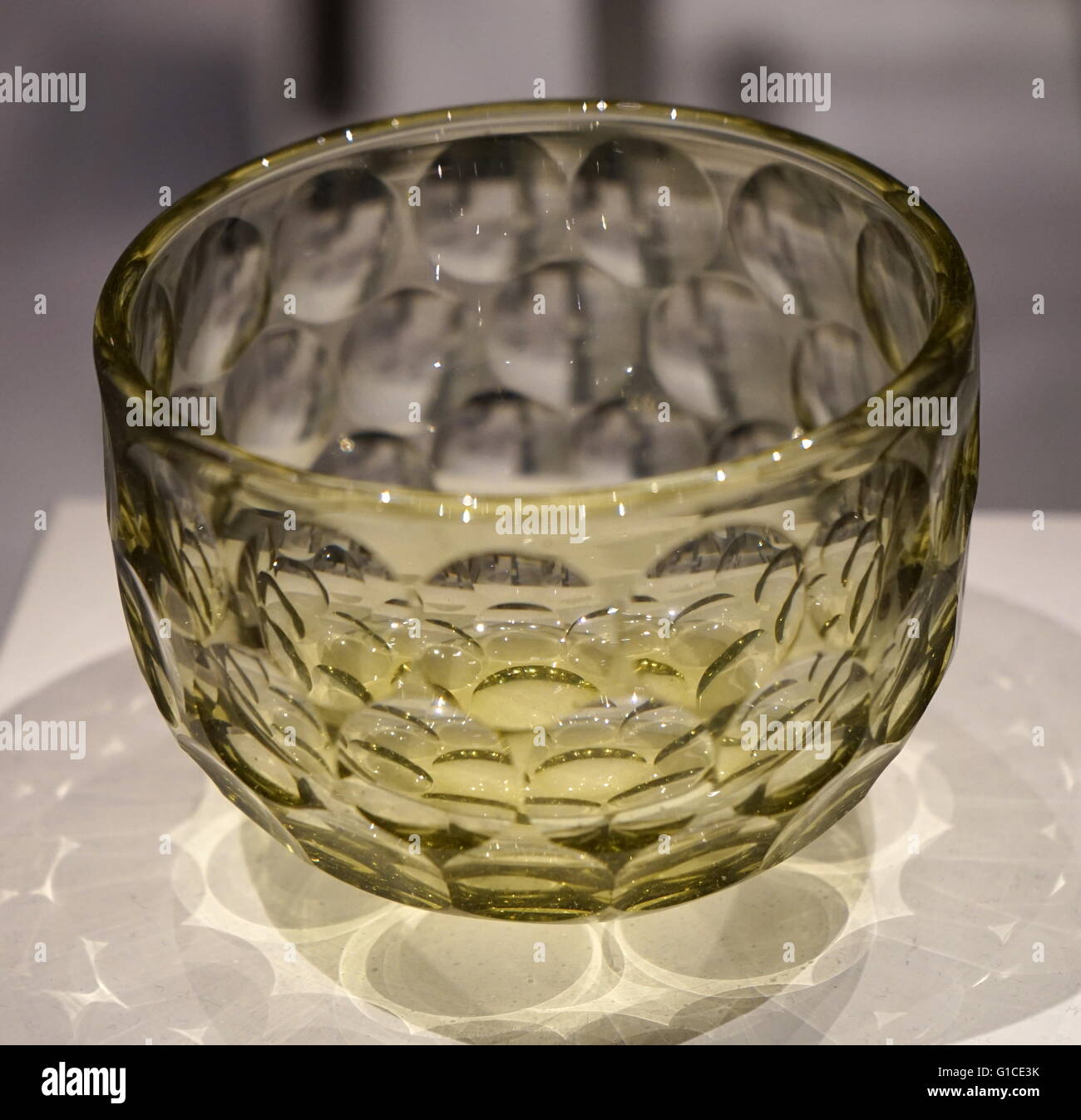 Bols en verre coupe faite par l'artiste japonais, Tami Ishida. En date du 20e siècle Banque D'Images