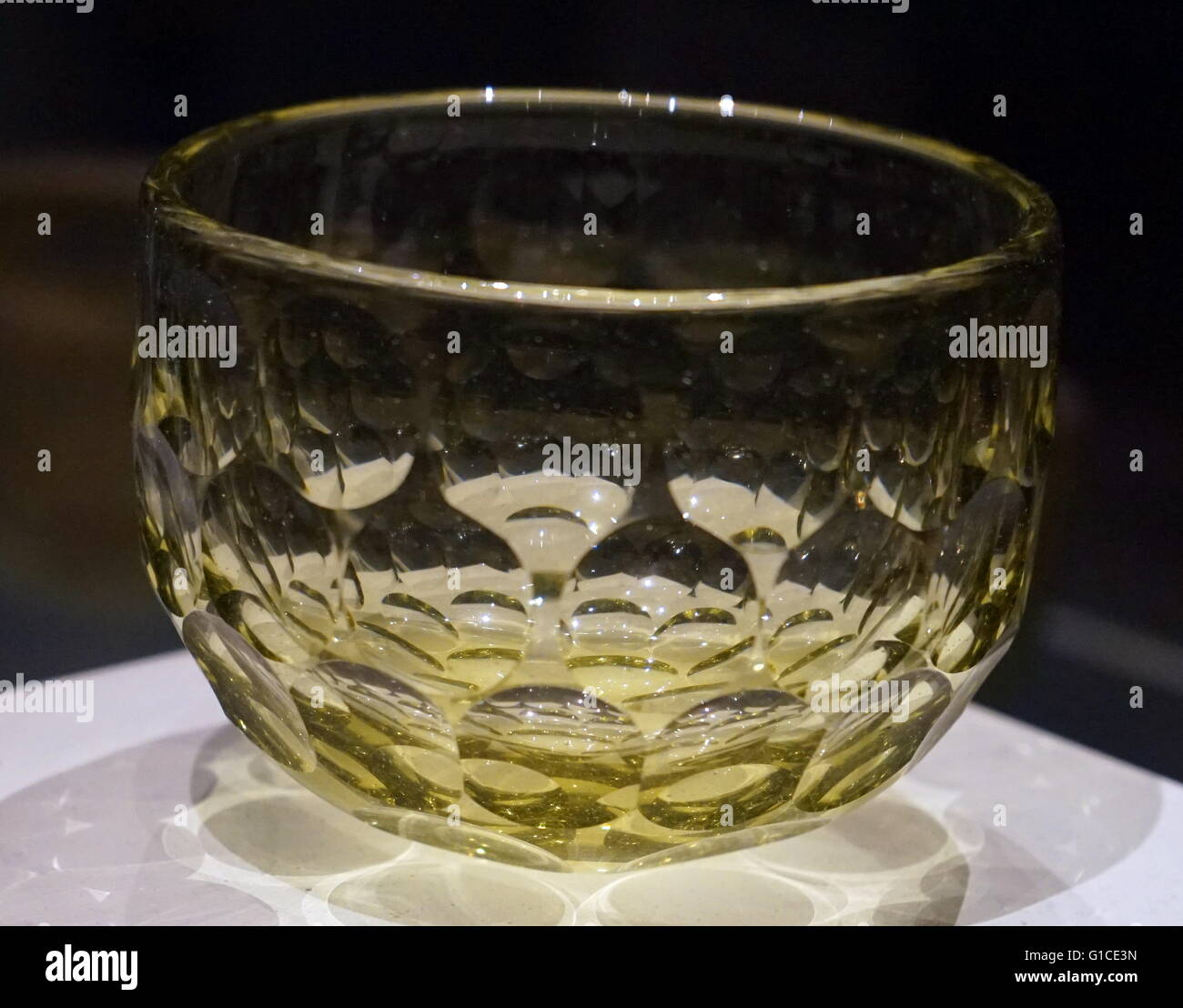 Bols en verre coupe faite par l'artiste japonais, Tami Ishida. En date du 20e siècle Banque D'Images